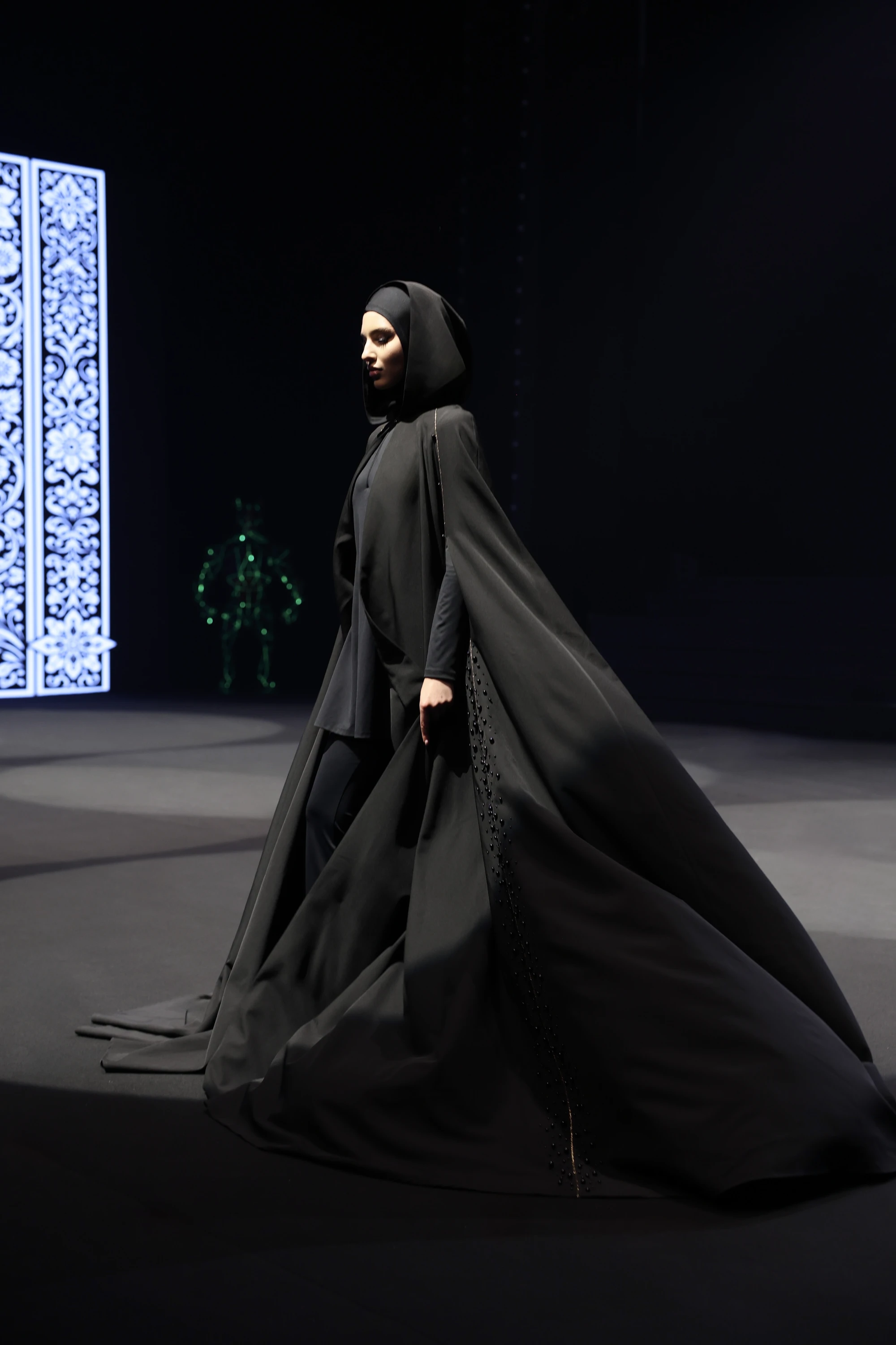 Абайя Барс с золотыми нитями