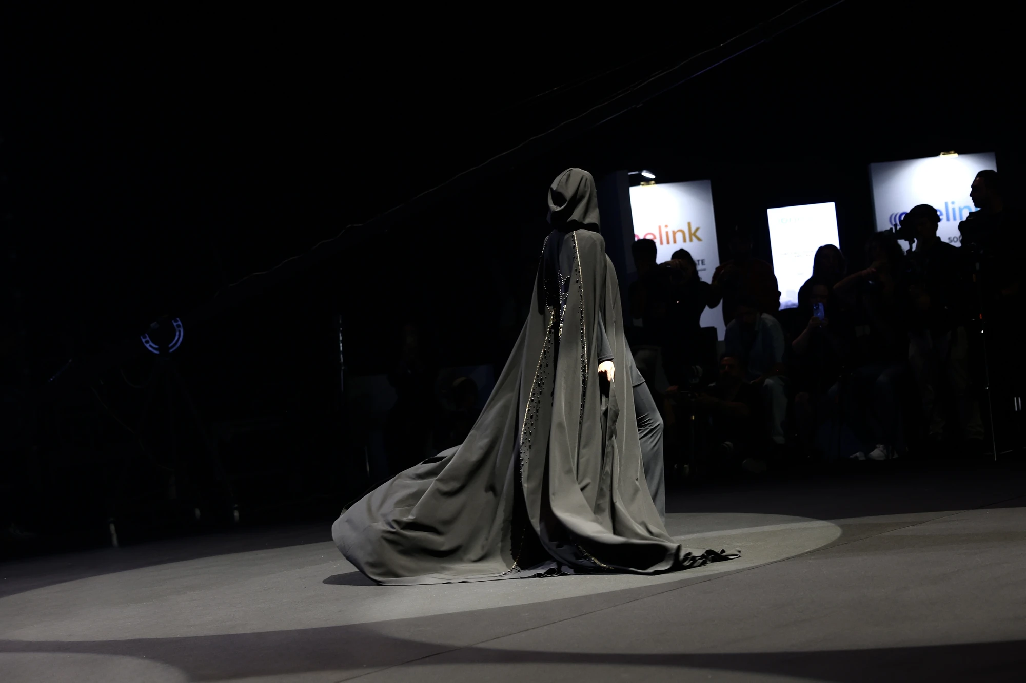 Абайя Барс с золотыми нитями