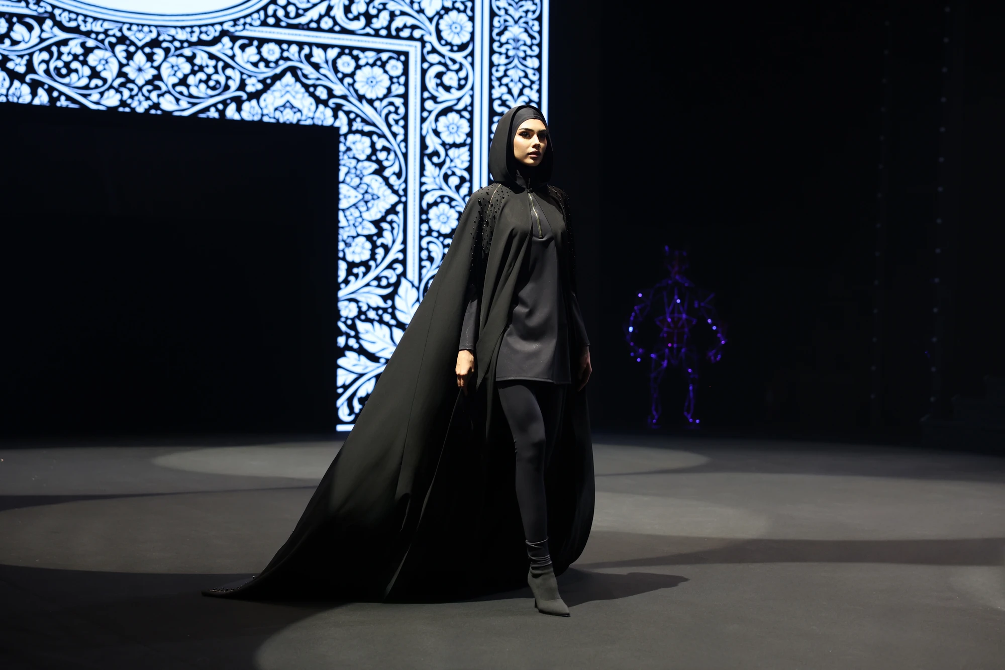 Абайя Барс с золотыми нитями