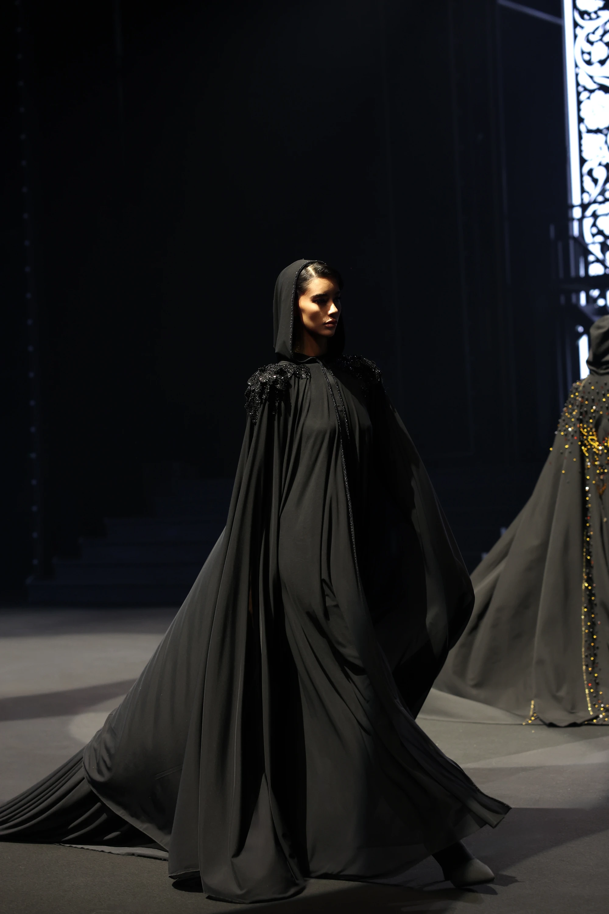 Абайя с эполетами (блестящая)