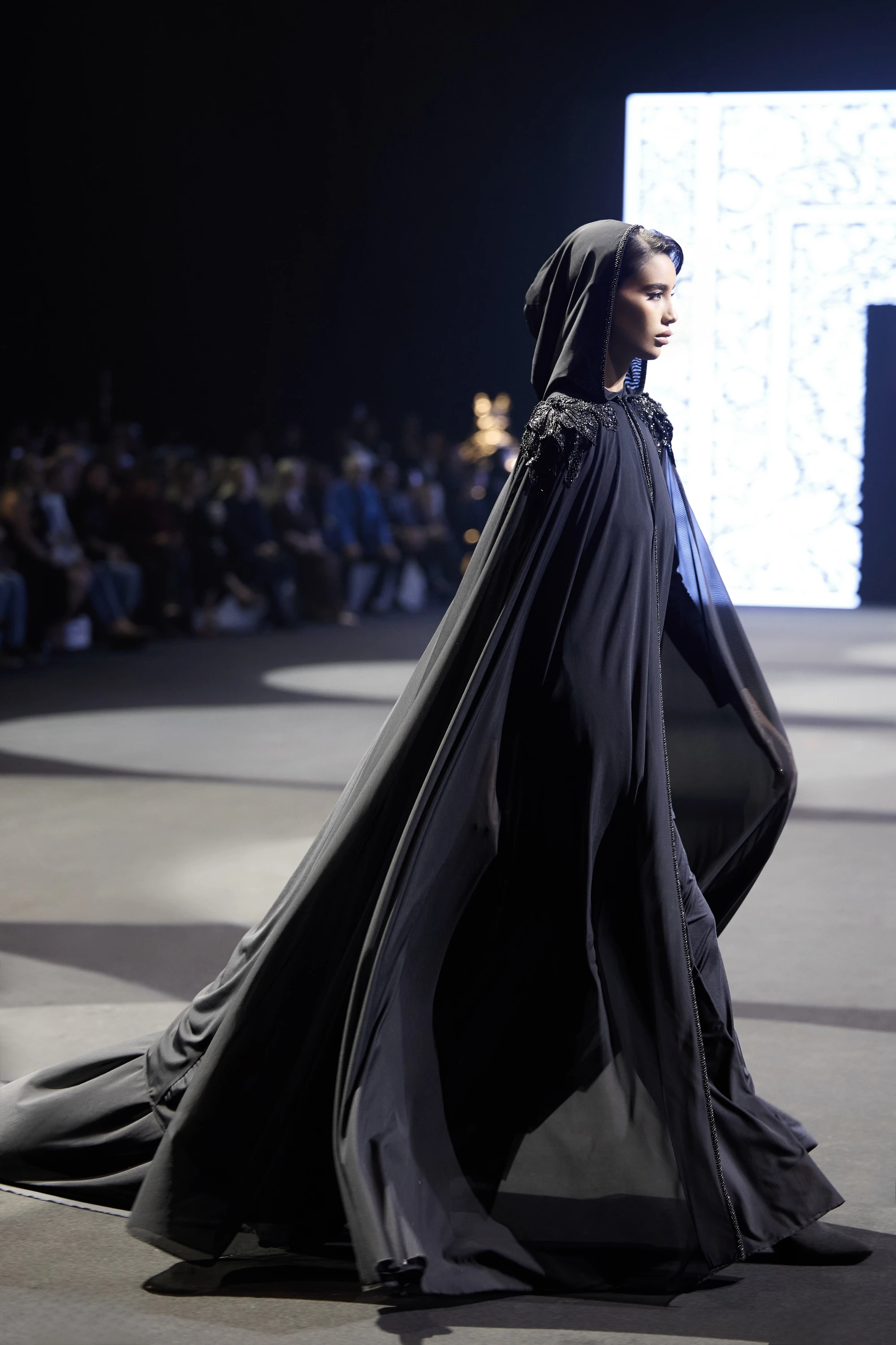 Абайя с эполетами (блестящая)