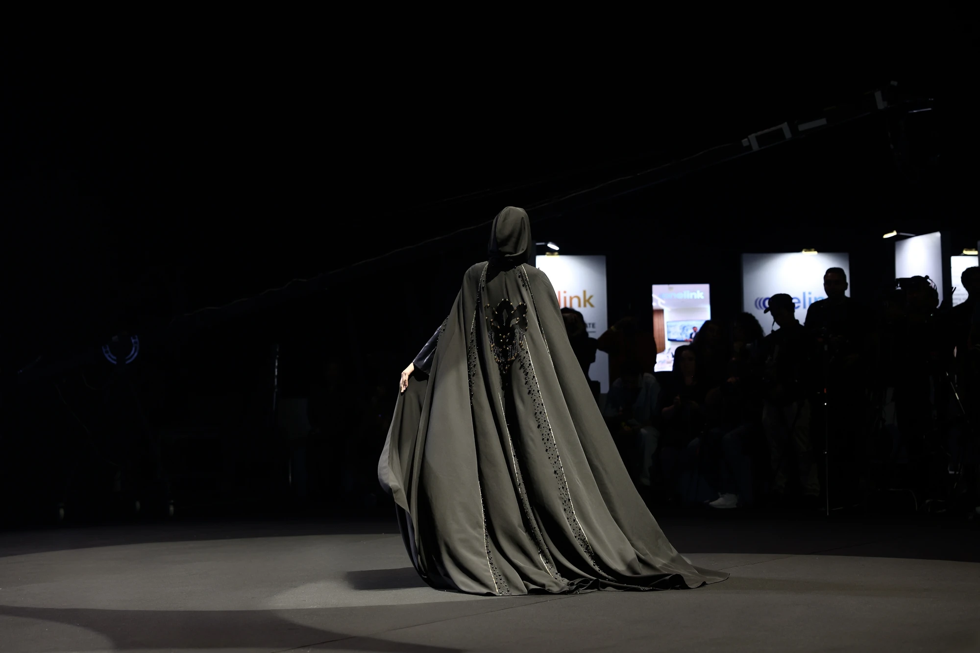 Абайя Барс с золотыми нитями