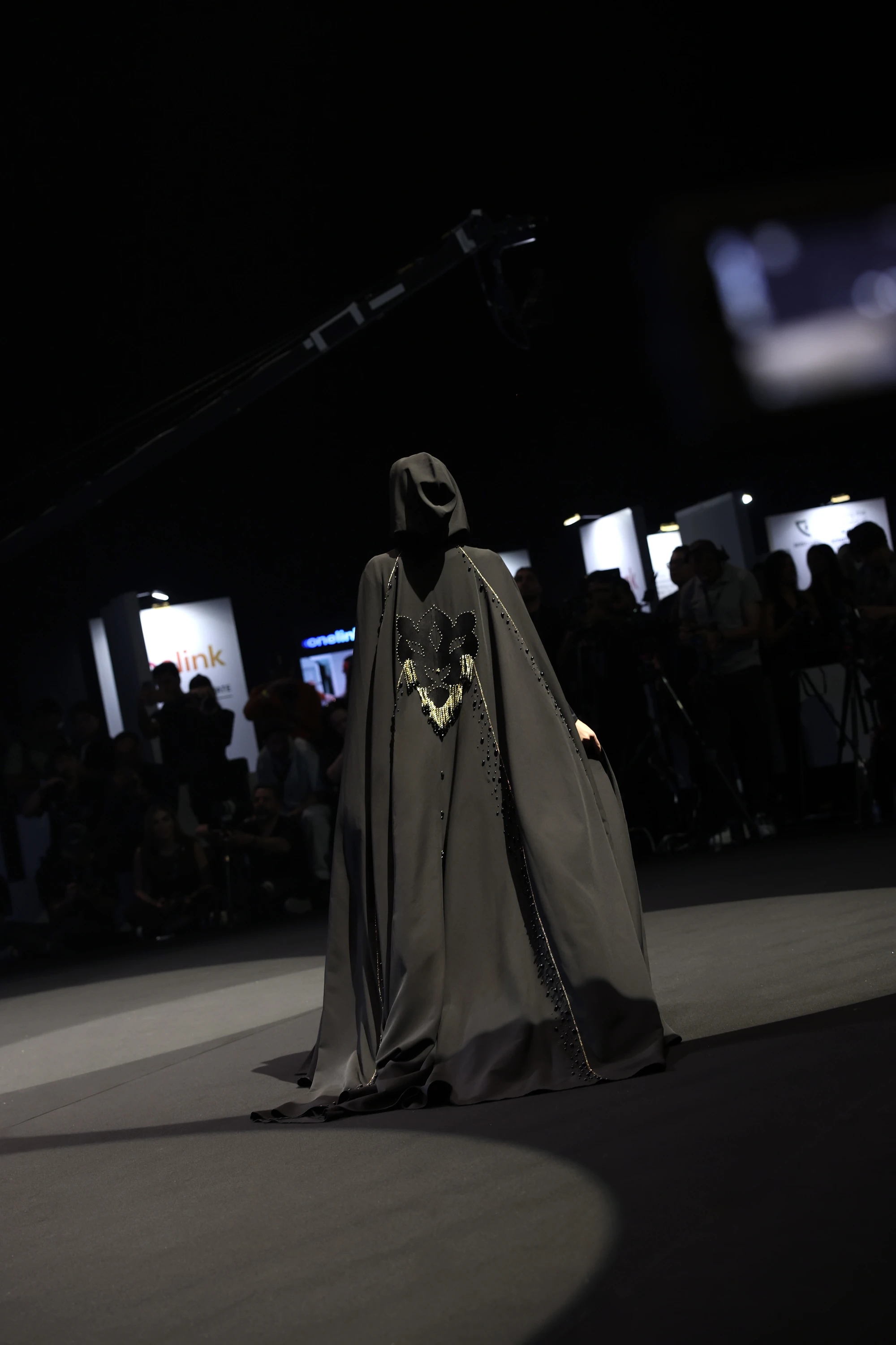 Абайя Барс с золотыми нитями