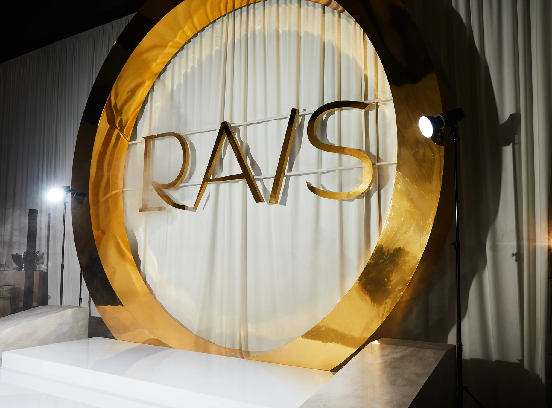 Фото по центру